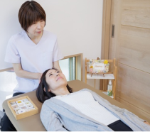 施術をするオーナーと客